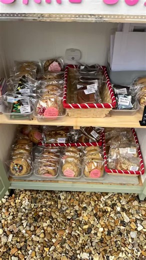 Linzi Maries Cookies & Bakes✨ on Instagram: "BAKEBOX RE-Stock 🍪 Stuffed Cookies Pistachio cream stuffed Choccy choc Chip Gingerbread Cinnamon Swirls Kinder stuffed Biscoff stuffed White chocolate & Raspberry Chocolate orange Smarties extra chocolate Vegan Choc Oreo Velvety Vanilla Peanut Butter 😋 Brownies Choc orange Choc Christmas Trees Mint Aero 🌟 Cookie pie slices Kinder & Nutella Biscoff & White Chocolate Dubai style pistachio 💰 All items above are £4 each Special offer 3 for £10 Extra s