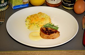 Filetto di vitello in padella morbido e gustoso, con salsa alla senape e cavolfiore alla cavour