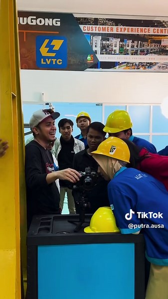 One shot video Compro Politeknik Negeri Jakarta. Buat yang pengen tau dan belajar gimana gw susun konsep video one shot.. mungkin cuplikan ini bermanfaat 😇🤝👍 . #videography #cinematography #camera #putraausa #filmmaking #videographer #cinematic #photography #pnj #politeknik #vokasi #politekniknegerijakarta #cameraman #compro #alatberat #gimbal