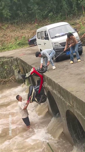 Heartwarming scene! Strangers lend a helping hand after a car accident.#RoadRescue #Kindness #Inspi