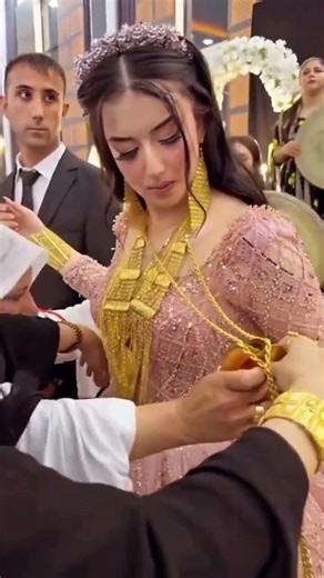 احلى عرسان شوفو عمت العروسه ترستها ذهب 👰💃💃💃💃