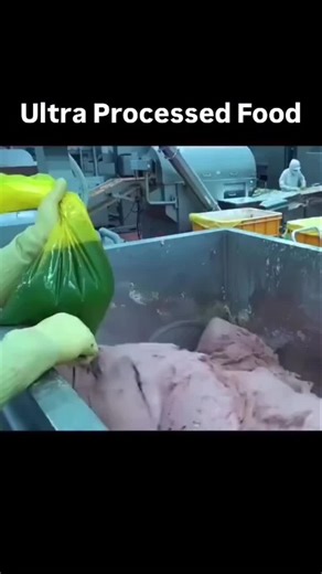 Ultra-processed foods go through industrial manufacturing, not traditional preparation. High heat, chemical solvents, refined sugars, and additives destroy nutrients and accelerate biological aging. This is what we call “food” today — and it’s costing us our healthspan. #Longevity #ProcessedFood #FoodIndustry #AcceleratedAging