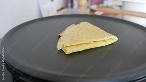 Zubereiten eines Crepes auf einer heißen Platte
