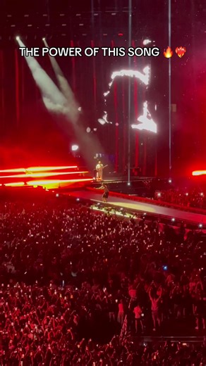 I’m radioactive 💣🔥 #imaginedragons #radioactive #radioactiveimaginedragons #musikviral #danreynolds #naples #concerts #stadiodiegoarmandomaradona