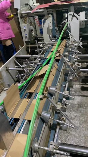 Follow me into the carton packaging factory and see the carton production process. #boxpack #packbox #machineryequiment #cartonmachine #carton #cartonme #cartonsealermachine #comedycartoon #boxpackingmachie #packinebox #boxmachine #foryoupagee #fyp