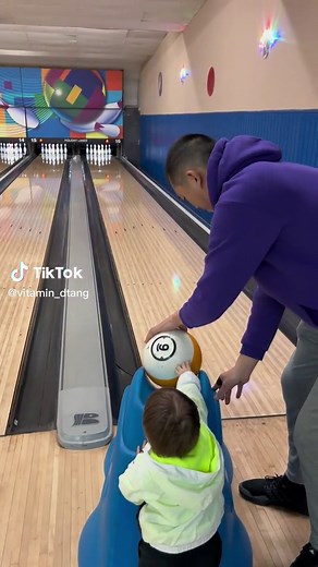 Magic 9 ball? #bowlingtok #magic @easymikebreezy | bowling