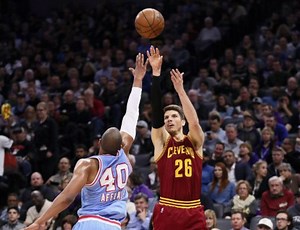 Korver finds his rhythm as Cavs dominate Pacers
