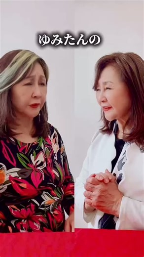 茶道から培う品格レッスン 茶道家 昼間弓子 on Instagram: "ゆみたんのテーブルスタイル茶道 お悩み解決講座 ⁡ 〜それ、見返りを求めてない？ 「ギブの精神」で毎日をもっと ハッピーにする秘訣〜 ⁡ ⁡ 本日は、毎日をご機嫌に過ごすために 大切な「心の持ち方」をシェアします ⁡ ⁡ 「私はこんなにやってるのに、どうして返してくれないの？」 そんな風に、ついつい見返りを求めてモヤモヤしてしまうことはありませんか？ ⁡ ⁡ 先日、こんな対話がありました (私の分身とのやり取りです 笑） ⁡ Aさん「私、記念日をすごく大事にするんです。でも、それが原因で夫と喧嘩になっちゃって・・・」 ⁡ 私「あら、どうして？」 ⁡ Aさん「私は一生懸命プレゼントを考えるのに、夫はいつも適当。今年は『餃子の食べ放題だ！』って大量に買ってきただけなんです。ひどくないですか？」 ⁡ 私「あら、可愛いご主人じゃない（笑）」 ⁡ Aさん：「可愛くないですよ！私ばっかり頑張ってる気がして、イライラしちゃうんです」 ⁡ ⁡ 「こんなにやってあげたのに」 期待した反応が返ってこないと、 心はモヤモヤしてしまいま