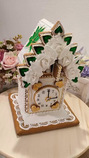Beautiful gingerbread Cuckoo clock made by Jana Holečkova (Perníčky od Janičky a perníkové dorty) in the Czech republic. 🤎 What do you think? I am blown away by all of the Czech talent. ☺️ | Czech Cookbook - Kristýna Koutná