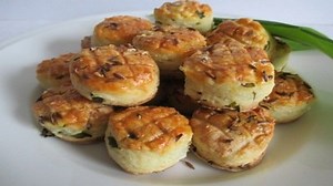 Kihagyhatatlan: medvehagymás-juhtúrós pogácsa