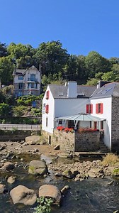 Pont-Aven, là où l’art rencontre la Bretagne 🤩 Entre les rives de l’Aven et les galeries d’art, Pont-Aven déploie tout son charme bohème 🌿 Village d’eau, de peintres et de lumières, il a inspiré Gauguin et l’École de Pont-Aven. En flânant le long des passerelles, entre moulins et ria, on ressent l’âme créative de ce lieu exceptionnel. 🔖 Enregistre pour ton prochain voyage en Bretagne #Fansdebretagne #PontAven #finistere #art #patrimoine | Fans de Bretagne