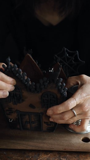 Here’s how to create a haunted gingerbread house this Halloween. 👻 Bringing back this fun, spooky tutorial by Betty (Stems & Forks) on how to level up a store-bought kit with some delightfully eerie touches. 🕷️🍬 Produced in association with CBC Creator Network. #HalloweenGingerbreadHouse #HalloweenDIY #SpookySeason | CBC Life
