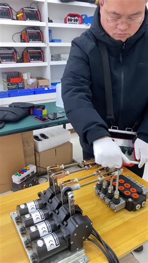 Proportional wireless remote control for hydraulic crane Crane truck, concrete pump truck, aerial work truck#crane #grúa #joysticks #grue #guindastes​. #pm #Palfinger #zoomlion #sany #effer #excavator #tractor #skidsteer #hiab #pilling #drilling #remotecontrolcraneoperator #Remotecontrolofliftingtruck #Constructioncompany #decorationcompany #engineeringmachinery #build #Remotecontrolofliftingtruck