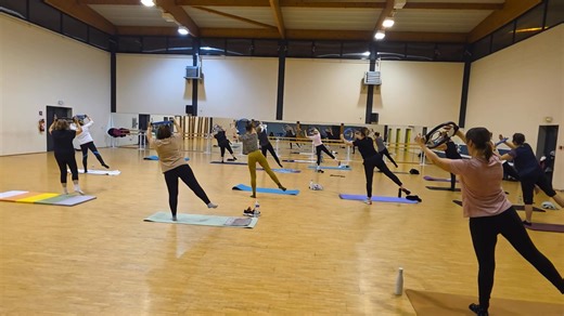Le Pilates est une méthode d'exercice qui procure d'immenses bienfaits en se concentrant sur : ​Renforcement Profond : Il cible le "centre" (abdominaux profonds, dos, plancher pelvien), essentiel pour la stabilité. ​Meilleure Posture : Il corrige l'alignement, réduisant considérablement les douleurs de dos. ​Souplesse et Mobilité : Il améliore la flexibilité musculaire et l'amplitude des articulations. ​Esprit et Respiration : Il utilise une respiration contrôlée et la concentration pour réduire
