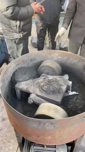 Quick-burning Charcoal Briquette MachineRaw materials are pressed and formed.