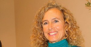 Enzo Maiorca immerso nel caldo mare di Siracusa, all’improvviso si sentì colpire leggermente alle spalle, si girò e vide un delfino. Capì subito che l’animale non voleva giocare, ma esprimere qualcos’altro. Ecco cosa accade poco dopo