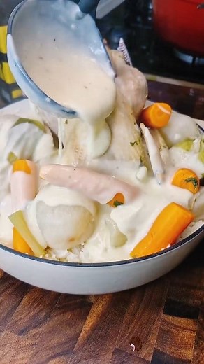 Recette Poule au Pot, Riz au Bouillon et Sauce Poularde 🍲✨ 🥕 Ingrédients : 1 poule 🐓 8 carottes 🥕 4 navets 🥔 2 branches de céleri leur vert 🌱 2 poireaux 1 oignon piqué de 5 clous de girofle 🧅 3 feuilles de laurier 🍃 1 bouquet de persil plat 🌿 Sel & poivre 🧂 Riz pour accompagner 🍚 🧈 Pour la sauce : 30 g de beurre 30 g de farine Bouillon de la poule 20 g de crème 1 jaune d'œuf #CuisineTraditionnelle #PouleAuPot #RecetteFacile #FoodLovers #chesterfoodies #recettegourmande #repasdefete #