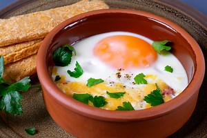 Huevos al plato, una elaboración ideal para la cena: técnica básica y cinco recetas para cocinar en casa