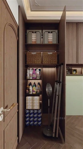 This small bedroom can be decorated as a gaming room and study.+Walk-in closet