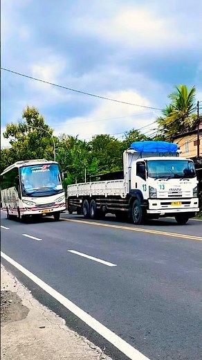 BUS BESAR PARIWISATA NGEBUT BLONG KANAN TRUK TRONTON PANJANG #shorts #trending #viral