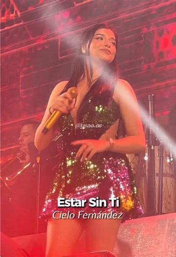 #Chiclayo | #CieloFernandez cantando #EstarSinTi en #CIX ❤️‍🔥 @Cieloo @Corazón Serrano Perú #CorazónSerrano