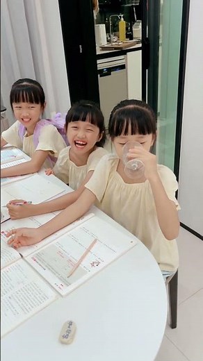 三个长和太像了，再也分不清了！ #一起长大一起玩耍 #姐妹日常搞笑