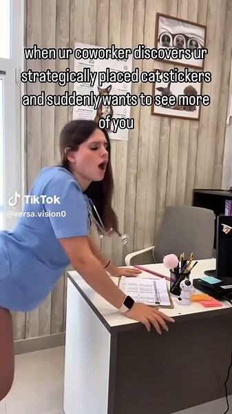 Gato calentando a perro para el frío