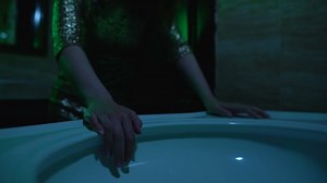 Young Female Vomiting Night Club Bathroom 库存影片视频（100% 免版税）1034542613 | Shutterstock