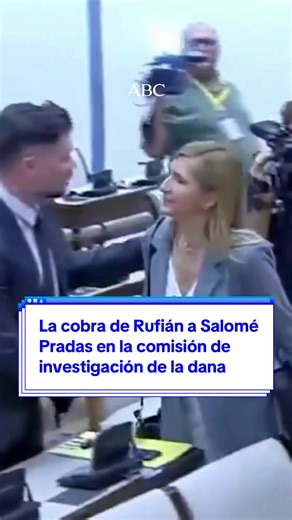‼️ Gabriel Rufián y Salomé Pradas han protagonizado un momento incómodo durante la comparecencia de la exconsellera de Justicia e Interior de la Generalitat Valenciana en la comisión de investigación sobre la gestión de la DANA del 29 de octubre de 2024, que dejó 230 víctimas mortales. El clima se enrareció nada más empezar. Pradas se acercó a saludar al portavoz de ERC y, aunque Rufián aceptó el apretón de manos, se apartó al ver que ella intentaba darle dos besos. #Rufián #SaloméPradas #dana