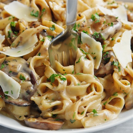 Creamy Mushroom Pasta - Creamy, garlicky, mushroom fettuccine that’s oh-so-fancy (and so stinking easy). An absolute weeknight staple here! RECIPE: https://damndelicious.net/2024/12/13/creamy-mushroom-pasta/ | Damn Delicious