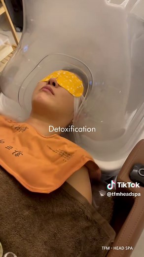 Detox your scalp, reboot your mind with a Head Spa! 𝗛𝗲𝗿𝗲 𝗮𝗿𝗲 𝟱 𝗯𝗲𝗻𝗲𝗳𝗶𝘁𝘀 𝗼𝗳 𝗛𝗲𝗮𝗱 𝗦𝗽𝗮: 🍃 𝗦𝘁𝗿𝗲𝘀𝘀 𝗥𝗲𝗹𝗶𝗲𝗳: The massage techniques used in a head spa can help reduce stress and promote relaxation by releasing tension in the scalp and neck. 𝗜𝗺𝗽𝗿𝗼𝘃𝗲𝗱 𝗖𝗶𝗿𝗰𝘂𝗹𝗮𝘁𝗶𝗼𝗻: Massaging the scalp improves blood flow, which can help nourish hair follicles, potentially leading to healthier hair growth. 𝗗𝗲𝘁𝗼𝘅𝗶𝗳𝗶𝗰𝗮𝘁𝗶𝗼𝗻: Head spa treatments often inclu