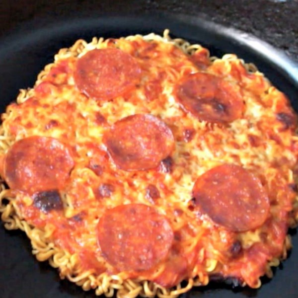 Dinner tonight? Pizza made with an instant noodle crust: ramen pizza. Find the full recipe here: http://bit.ly/28ZQ4QM | Emmymade