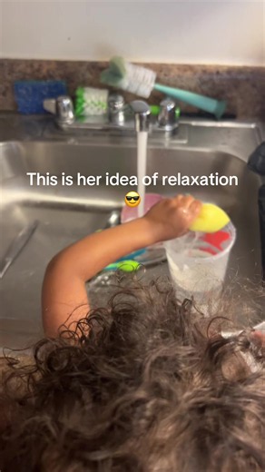 Children on the spectrum love water ❤️ it’s a very good sensory activity for them as long as it’s supervised ❤️ this is helping regulate her nervous system, and I don’t mind the help with the dishes 😂❤️ #autism #autismawareness #sahm #singlemom #water