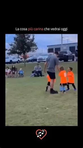 Note d'Amore on Instagram: "Il video cattura il momento commovente di un bambino che partecipa con gioia a una partita di calcio giovanile, indossando con orgoglio una maglia arancione e gridando: "Mamma, faccio parte di una squadra!" e "Mi sto divertendo così tanto!" È un bellissimo ricordo della pura eccitazione e innocenza che i bambini portano nello sport. Questo momento evidenzia quanto sia importante la partecipazione sportiva precoce sia per lo sviluppo fisico che sociale. Gli studi dell’