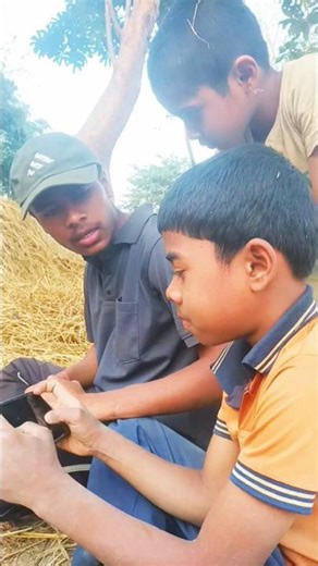 “ये बच्चा हैकर है, अभी पता चला।”“This kid is a hacker—I just found out.”