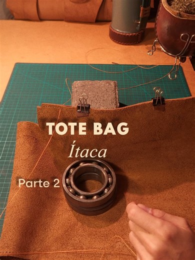 Tote Bag Ítaca • El proceso🪡 Parte 2 Encontrala en la web con envío gratis a toda la Argentina 📦 🇦🇷 Link en la bio➡️ Tote Bag de cuero cosida a mano. Con bolsillo interno, mosquetón y arandela extra para colgar lo que quieras. Una opción para elevar tu look todos los días, no importa el contexto, va con todo. Dimensiones: Alto 35 cm x ancho de base 23 cm x 12cm. Ancho de boca 30 cm. Bolsillo interno: 14,5 cm x 18 cm Correas: 75 cm • • • • #cuero #totebag #leather #cartera #moda