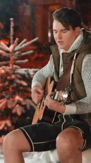 I wünsch eich von Herzen frohe Weihnochtn, ruhige Feiertog und vü schene Momente mit de Menschen, de eich wichtig san. 🎄✨ | Chris Steger