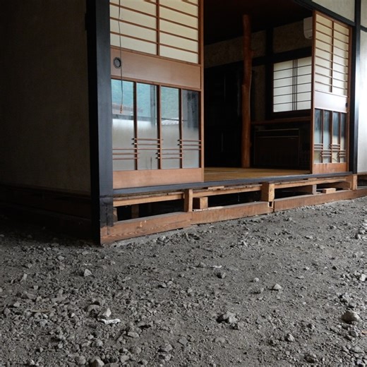 Naomi Itabashi on Instagram: "富士山の近くの古民家再生。ゲストハウス化🏠🌿 素人なりに、少しずつ写真でも変化がわかるくらいになってきました。 写真3〜5枚目は内見当日の写真。 スクロールしていくごとに生まれ変わっていきます✨ 来週は壁の塗装をするので、一気に雰囲気が変わっていくと思います。 少しずつ完成していく古民家を見ていくのは面白いですよね😇 古民家再生は想像以上に大変で、途中で諦めてしまう方もたくさんいます。必ず収益化できるまでやり遂げたいと思っています♪"