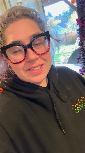 Today’s my 3 year Hoopiversary!!! ☺️🥰 Since I just did a lil flowback video not too long ago, I thought I would come on here and show you all the routine that started it all ☺️ I warm up with 3 to 5 minutes of stretching. Then, I move into some On-body warm up - usually about 3 to 5 minutes depending on how much I’m vibing with it that day. After that, I move down to the bottom of my yard to really get into the flow! I usually spend about 20-25 minutes down here practicing between different hoo