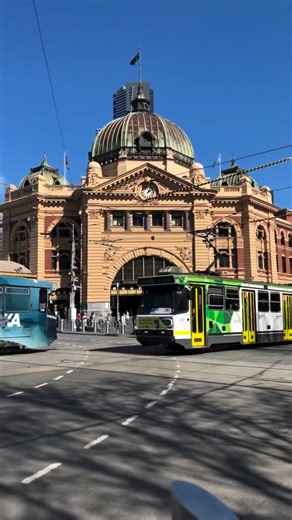 ☀️ FREE Things to Do in Melbourne These Summer School Holidays 🙌🏼 Looking for budget-friendly ways to keep the kids entertained these holidays? Melbourne is packed with free family fun - here are some of our favourites 👇 📍 Hop on a free ride on the City Circle Tram 📍 Explore the historic Carlton Gardens surrounding the iconic Royal Exhibition Building 📍 Wander through the Ian Potter Foundation Children’s Garden at the Royal Botanic Gardens 📍 Visit Lincoln Square, Melbourne’s oldest playgr
