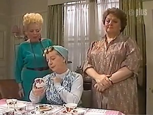 📺 'Coronation Street' Monday 11 March 1985 - ITV: 19:30 'Gipsy' Hilda Ogden is reading tea-leaves again and one or two victims hear some startling predictions. | Bernie Briffa