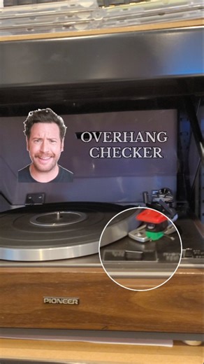 Tweedehands Electronica on Instagram: "Toen we deze Pioneer PL-12D binnenkregen, zag ik deze zogeheten overhang checker. In eerste instantie dacht ik dat het een knop was, maar het bleek iets heel anders te zijn. Het kan goed zijn dat ik dit eerder al op andere platenspelers heb gezien, maar dat het me nooit is opgevallen. Uit nieuwsgierigheid ben ik er informatie over gaan opzoeken, en dit is wat ik heb ontdekt. De overhang checker wordt gebruikt om de juiste overhang van het element (cartridge
