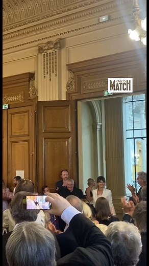 Claude Lelouch et Valérie Perrin se sont mariés le 17 juin à la mairie du 18e arrondissement de Paris. Le monde de la culture s’y était donné rendez-vous dans ce quartier, cher au coeur du cinéaste et de la romancière. #mariage #claudelelouch #valérieperrin #paris18 | Paris Match