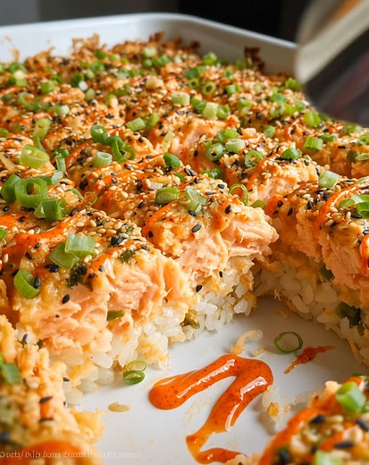 SALMON SUSHI BAKE Creamy, savory, and packed with flavor! 🍣🔥 This Salmon Sushi Bake layers seasoned rice, flaky salmon, creamy mayo, and melty cheese — baked to golden perfection for the ultimate crowd-pleasing sushi twist. Scoop it, wrap it, and enjoy — it’s sushi night made easy and irresistible! 😍 .............. Full Recipe in Coʍmеոτ 💬👇 | Donerecipe by Sarah