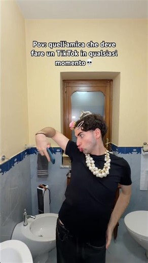 Ormai è un’ossessione😭 Anche mentre dorme si mette a fare i TikTok😑 Conoscete un’amica così?😂