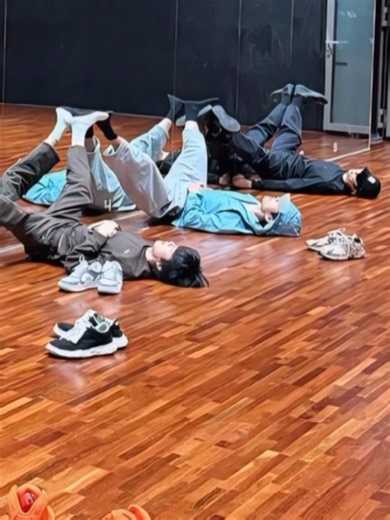 gemes bgttt 🤏🏻😂 🤸🏻 tae membuat instastory dari foto ini : 🐻 Kamu akan banyak berolahraga. Kamu akan banyak berolahraga. 🐻 Kamu tidak akan mengatakan apa pun, tetapi kamu akan sangat stres. semangat syg syg ku 🥺 army tau kalian pasti lelah latihan setiap hari 🥺 #btsarmy #bts