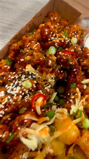 Three Little Pigs🐷 on Instagram: "Honey, chilli and garlic chicken munchie box 🐷🐷🐷 Available via our TLP app in our specials section 📲 #specials #sundayspecials #tthreelittlepigsfalkirk #munchiebox"