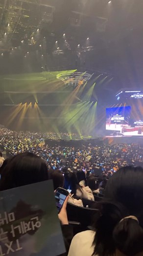 Kアリーナ 席 見え方 レベル3 304ゲート 21列 202番 傾斜があるので前の人で遮られるとかはあまりないです！ 私は使いませんでしたが双眼鏡を使ったら綺麗にお顔がみれると思います✨肉眼でもセンステからなんとなくわかる感じです✨ あと！落下物なんにも落ちてこなかったんですけど、これは多分どこも共通しているわけではないと思います・・・他の公演ではスタンドまで飛んできてる人とかいましたけど、これはセンステ内側のアリーナ前方しか飛んでなかったです！飛んで前に戻ってきちゃう感じなんですよね #kアリーナ #座席