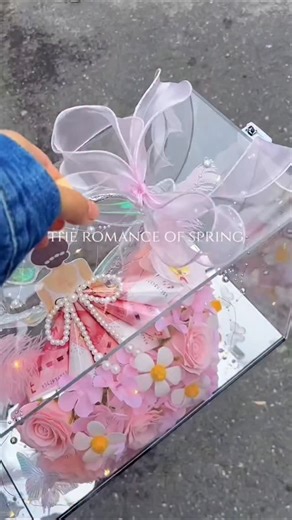 Akrilik box bisa custom ukuran dan kertas wanita untuk seserahan. Bisa jadi salah satu inspirasi kamu yang bergelit di bidang mahar. | Laila Homedecor
