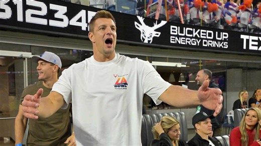 Rob Gronkowski immediately suffers injury in flag football game